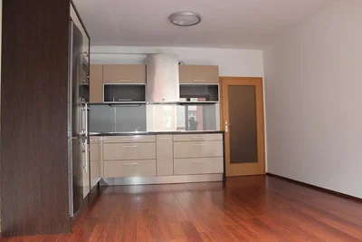 Sala de estar; chão de madeira, luz natural, estilo moderno