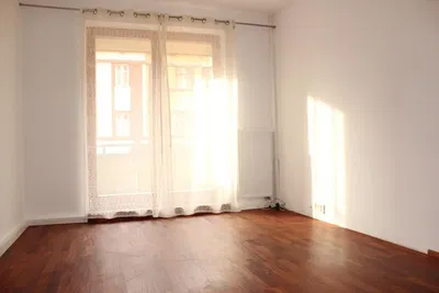 Sala de estar; chão de madeira, luz natural, estilo moderno, teto alto