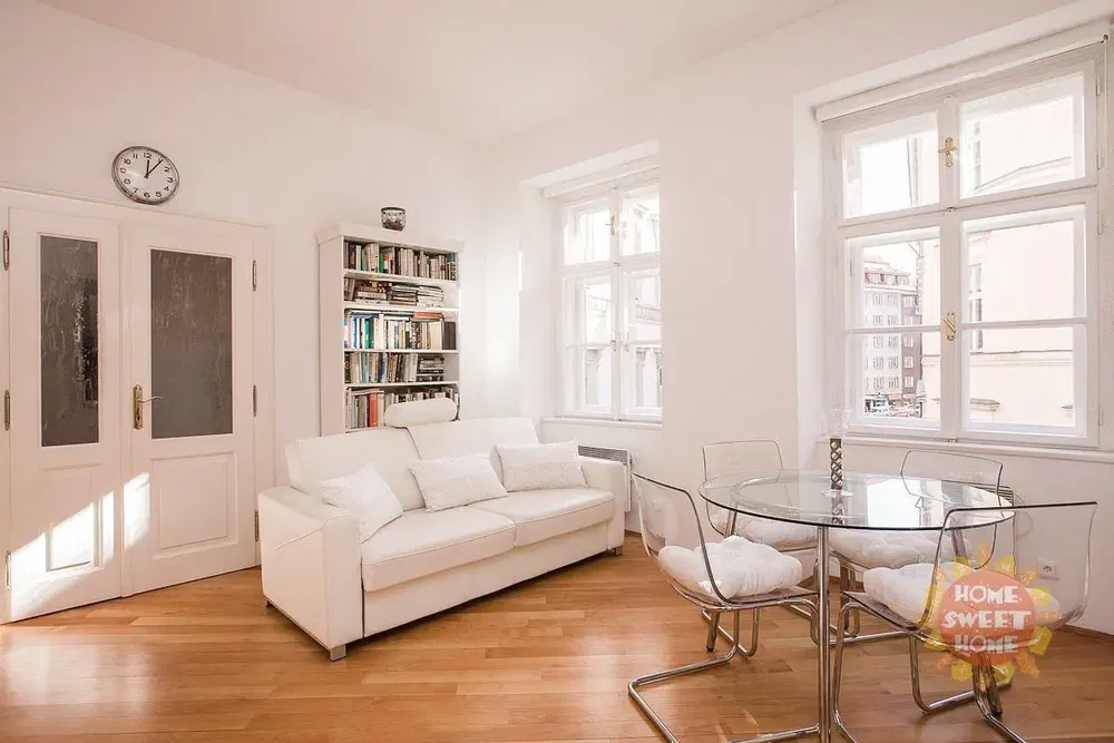 Küche; küchengeräte, holzboden, tageslicht, moderner stil