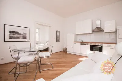 Wohnzimmer; holzboden, tageslicht, moderner stil