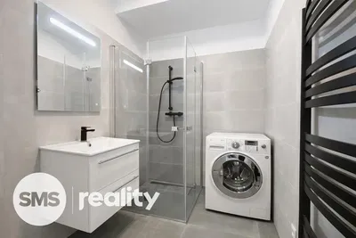 Mutfak; mutfak aletleri, fayans zemin, doğal ışık, modern stil