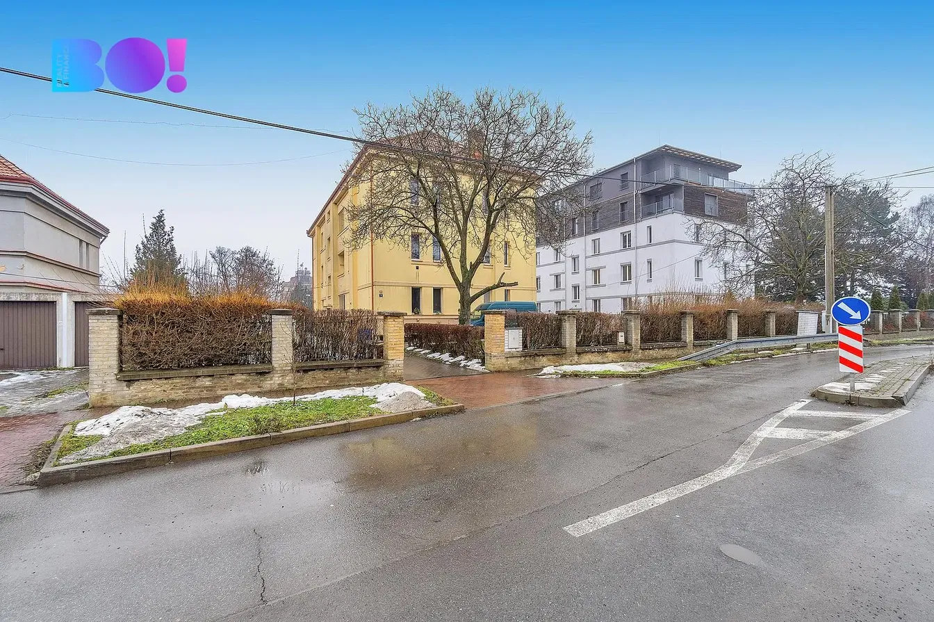 Хол; дървен под, естествена светлина, модерен стил, високи тавани