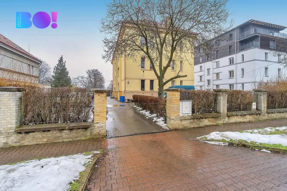 Хол; дървен под, естествена светлина, модерен стил