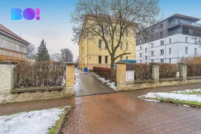 Хол; дървен под, естествена светлина, модерен стил