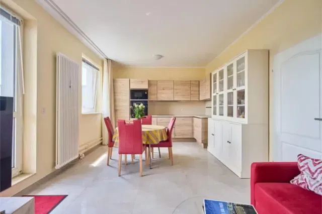 Küche; küchengeräte, holzboden, tageslicht, moderner stil