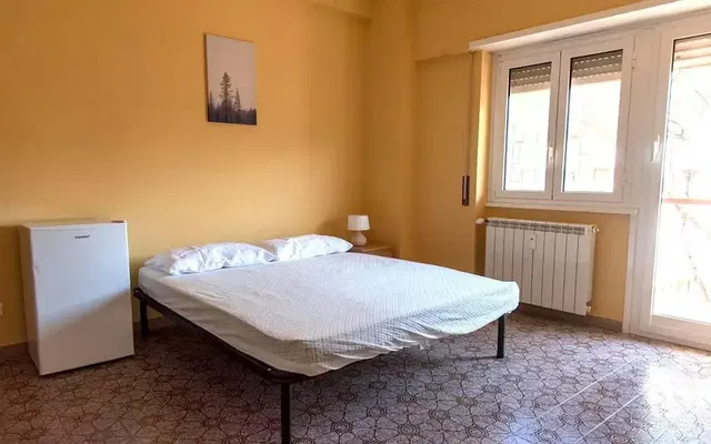 Mutfak; mutfak aletleri, ahşap zemin, doğal ışık, modern stil