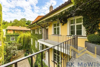 Salón; suelo de madera, luz natural, estilo moderno, techos altos