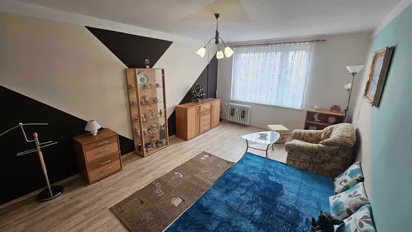 Oturma odası; ahşap zemin, doğal ışık, modern stil