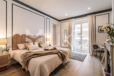 Keuken; keukenapparatuur, houten vloer, natuurlijk licht, moderne stijl