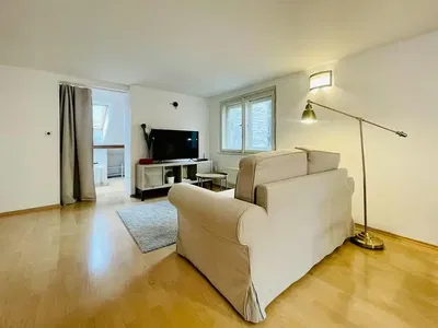 Mutfak; mutfak aletleri, ahşap zemin, doğal ışık, modern stil