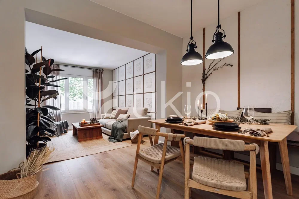 Mutfak; mutfak aletleri, ahşap zemin, doğal ışık, modern stil