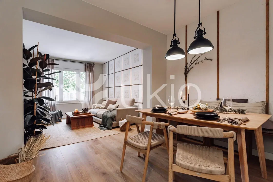 Mutfak; mutfak aletleri, ahşap zemin, doğal ışık, modern stil
