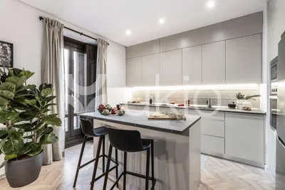 Küche; küchengeräte, holzboden, tageslicht, moderner stil