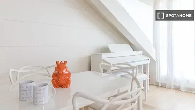 Kuhinja; kućanski aparati, drveni pod, prirodna svjetlost, moderan stil