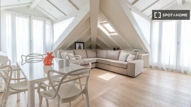 Küche; küchengeräte, holzboden, tageslicht, moderner stil