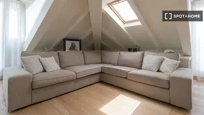 Kuhinja; kućanski aparati, drveni pod, prirodna svjetlost, moderan stil