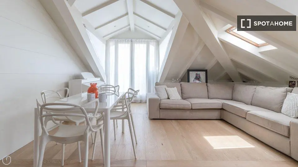 Cucina; elettrodomestici, pavimento in legno, luce naturale, stile moderno