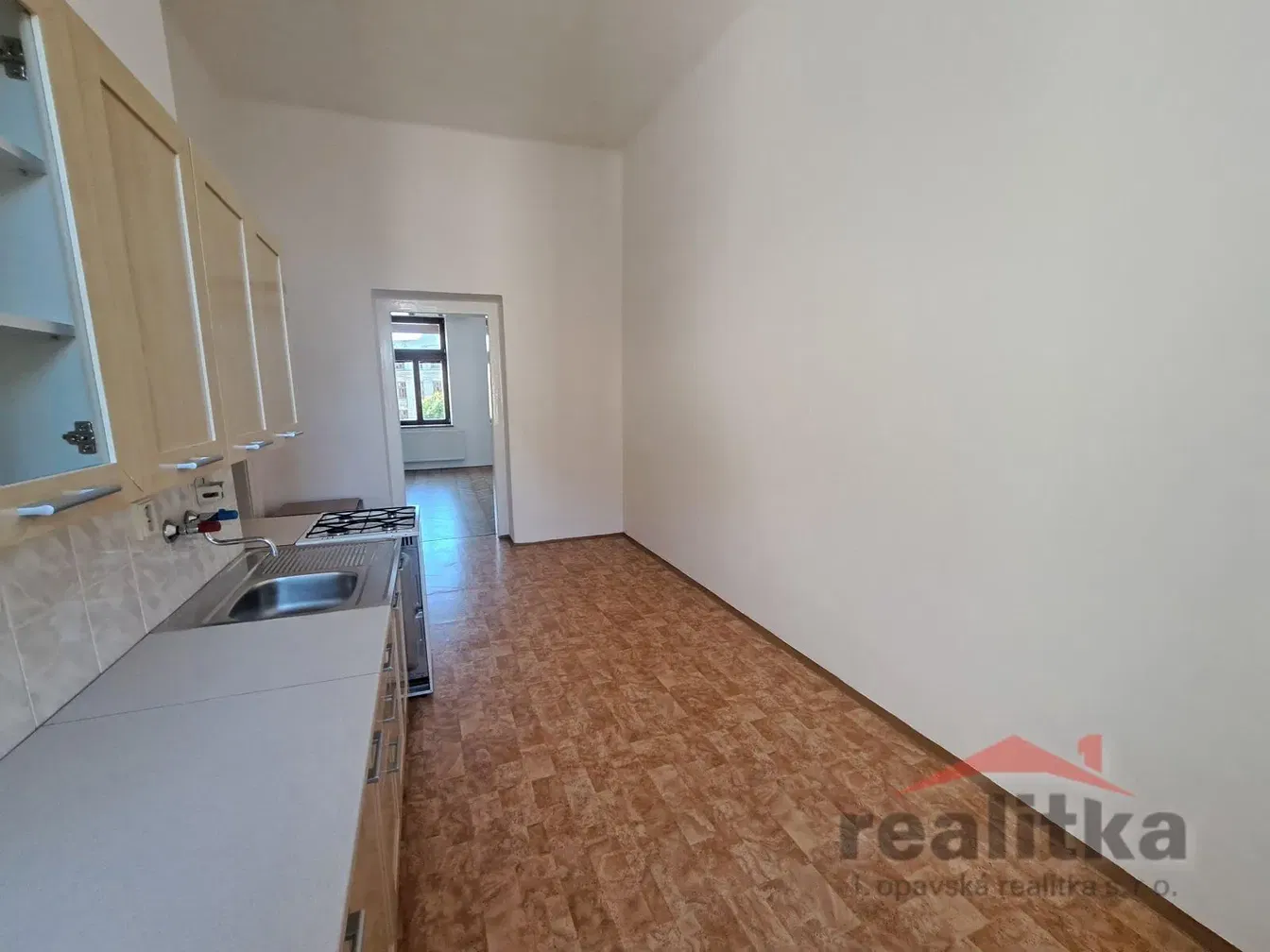 Oturma odası; ahşap zemin, doğal ışık, modern stil