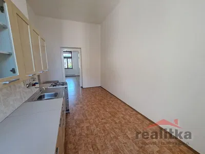 Oturma odası; ahşap zemin, doğal ışık, modern stil