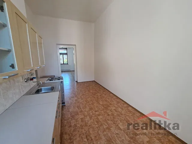 Sala de estar; chão de madeira, luz natural, estilo moderno