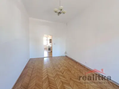 Oturma odası; ahşap zemin, doğal ışık, modern stil