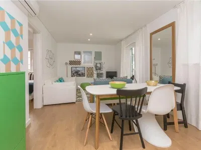 Kuchyňa; kuchynské spotrebiče, drevená podlaha, prirodzené svetlo, moderný štýl