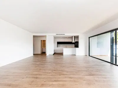 Küche; küchengeräte, holzboden, tageslicht, moderner stil