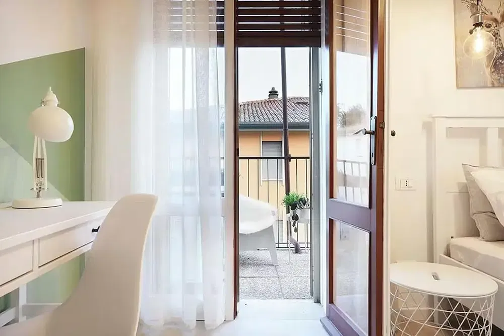 Küche; küchengeräte, holzboden, tageslicht, moderner stil