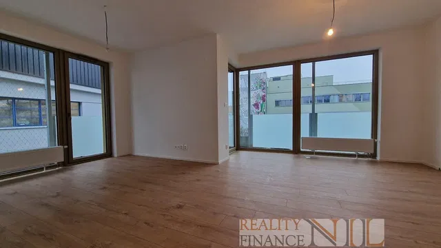 Хол; дървен под, естествена светлина, модерен стил, високи тавани