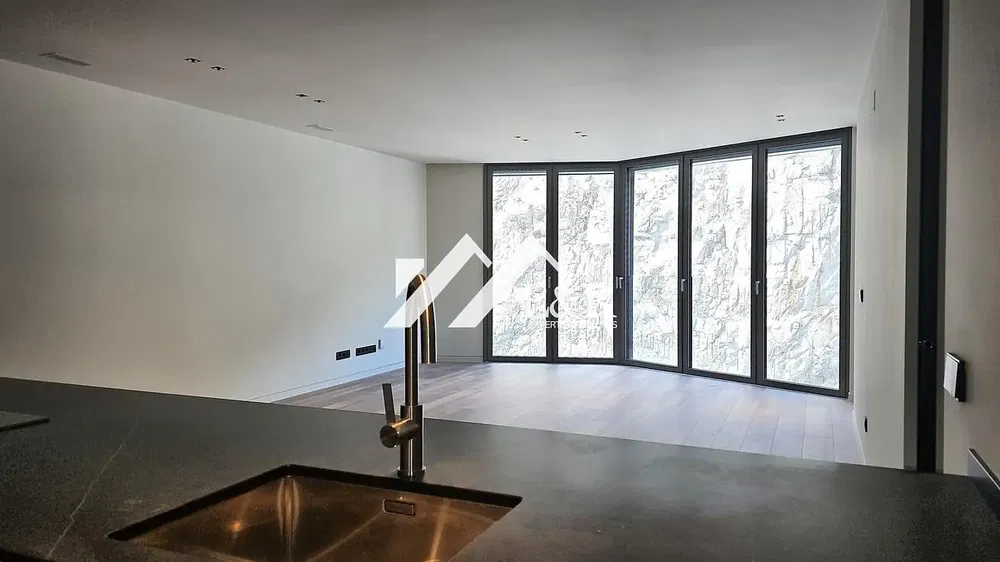 Cucina; elettrodomestici, pavimento in legno, luce naturale, stile moderno