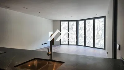 Cucina; elettrodomestici, pavimento in legno, luce naturale, stile moderno