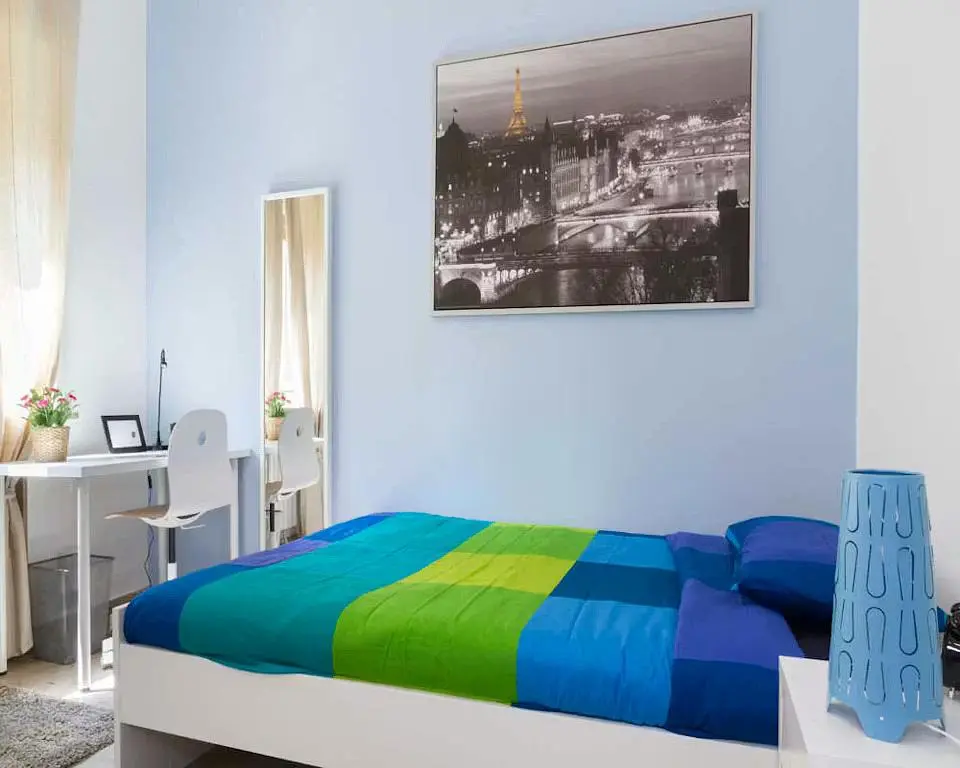 Дневна соба; дрвени под, природно светло, модерни стил