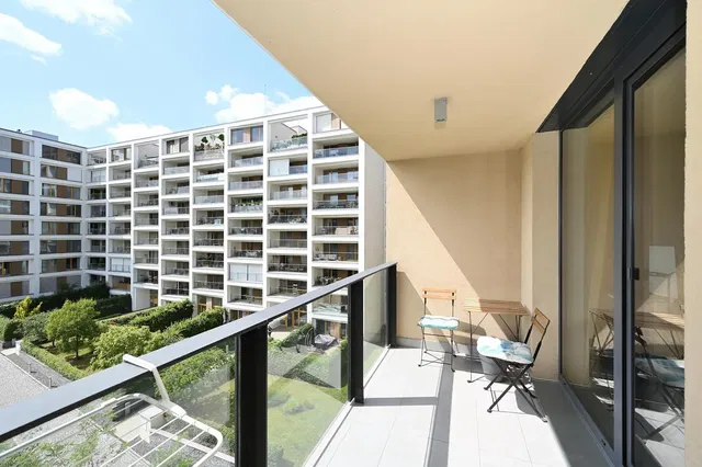 Хол; дървен под, естествена светлина, модерен стил