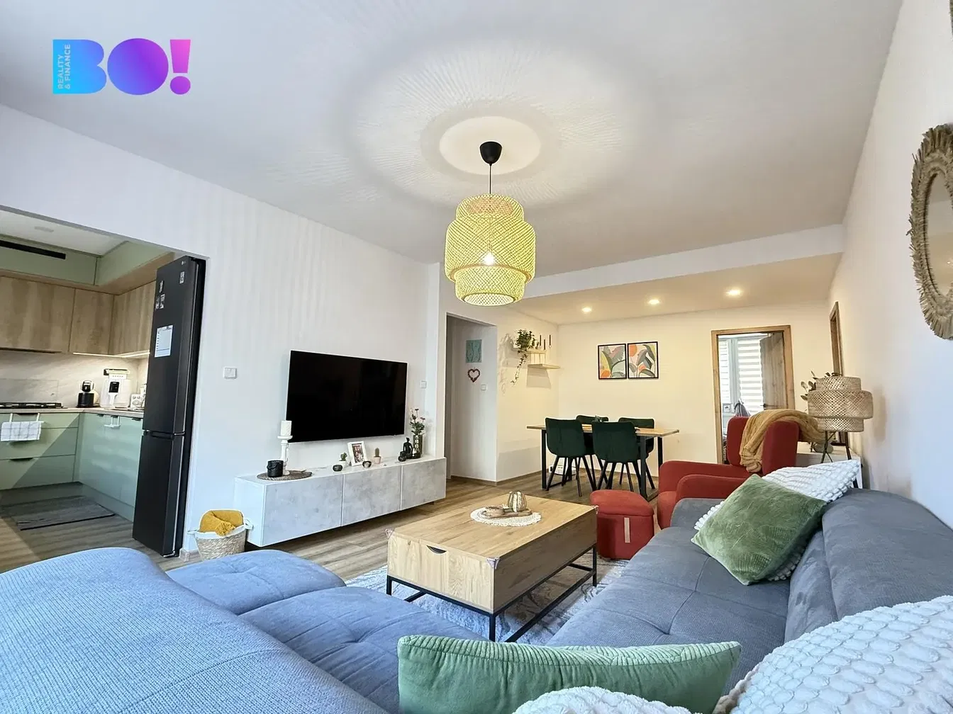 Хол; дървен под, естествена светлина, модерен стил