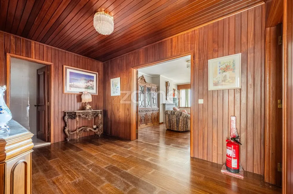 Kuhinja; kuhinjski aparati, drveni pod, prirodno svjetlo, moderni stil