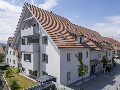 Keuken; keukenapparatuur, houten vloer, natuurlijk licht, moderne stijl