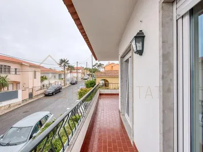 Mutfak; mutfak aletleri, ahşap zemin, doğal ışık, modern stil