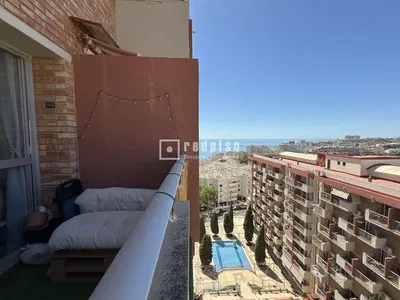 Küche; küchengeräte, holzboden, tageslicht, moderner stil