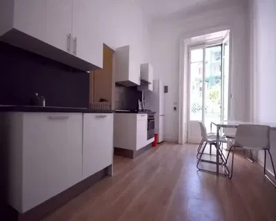 Cuisine; électroménager, parquet, lumière naturelle, style moderne