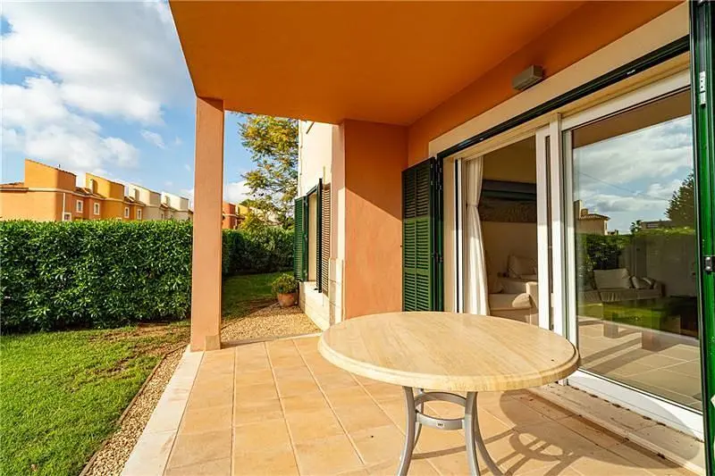 Soggiorno; pavimento in legno, luce naturale, stile moderno