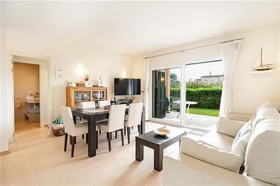 Cucina; elettrodomestici, pavimento in legno, luce naturale, stile moderno