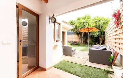 Cucina; elettrodomestici, pavimento in legno, luce naturale, stile moderno