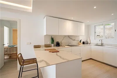 Cucina; elettrodomestici, pavimento in legno, luce naturale, stile moderno