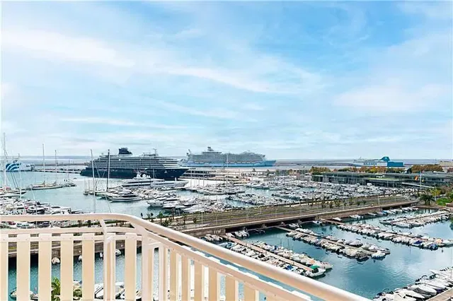 Soggiorno; pavimento in legno, luce naturale, stile moderno