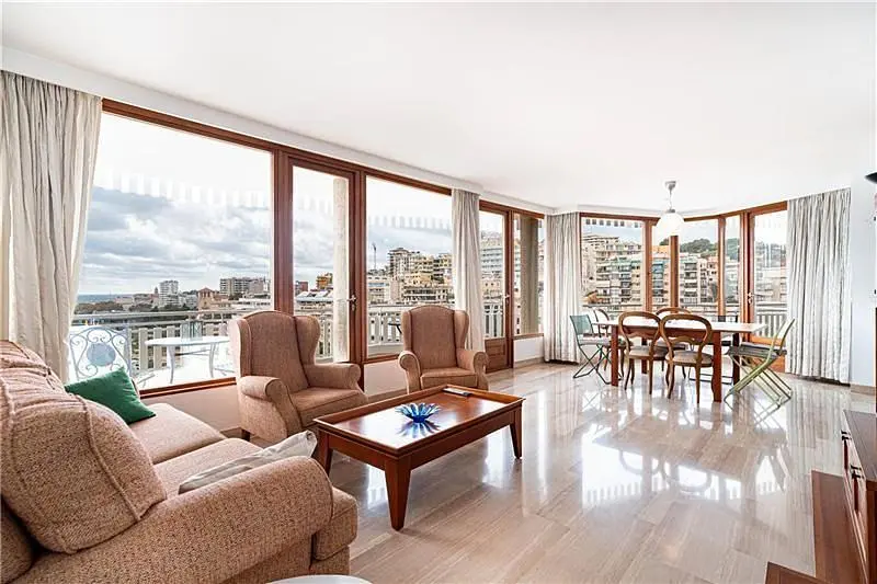 Κουζίνα; συσκευές κουζίνας, ξύλινο πάτωμα, φυσικό φως, μοντέρνο στυλ