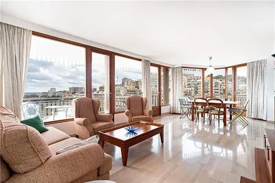 Κουζίνα; συσκευές κουζίνας, ξύλινο πάτωμα, φυσικό φως, μοντέρνο στυλ