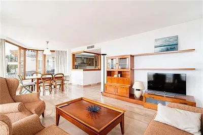 Κουζίνα; συσκευές κουζίνας, πλακάκια, φυσικό φως, μοντέρνο στυλ