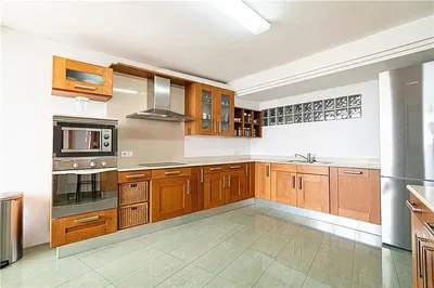 Κουζίνα; συσκευές κουζίνας, ξύλινο πάτωμα, φυσικό φως, μοντέρνο στυλ