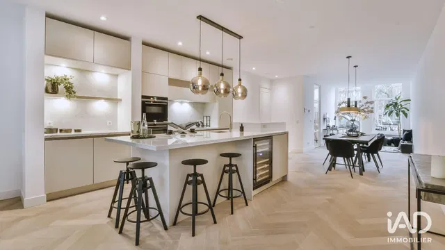 Kuchyňa; kuchynské spotrebiče, dlažba, prirodzené svetlo, moderný štýl