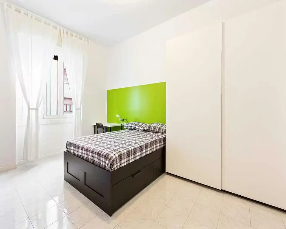 Keuken; keukenapparatuur, houten vloer, natuurlijk licht, moderne stijl